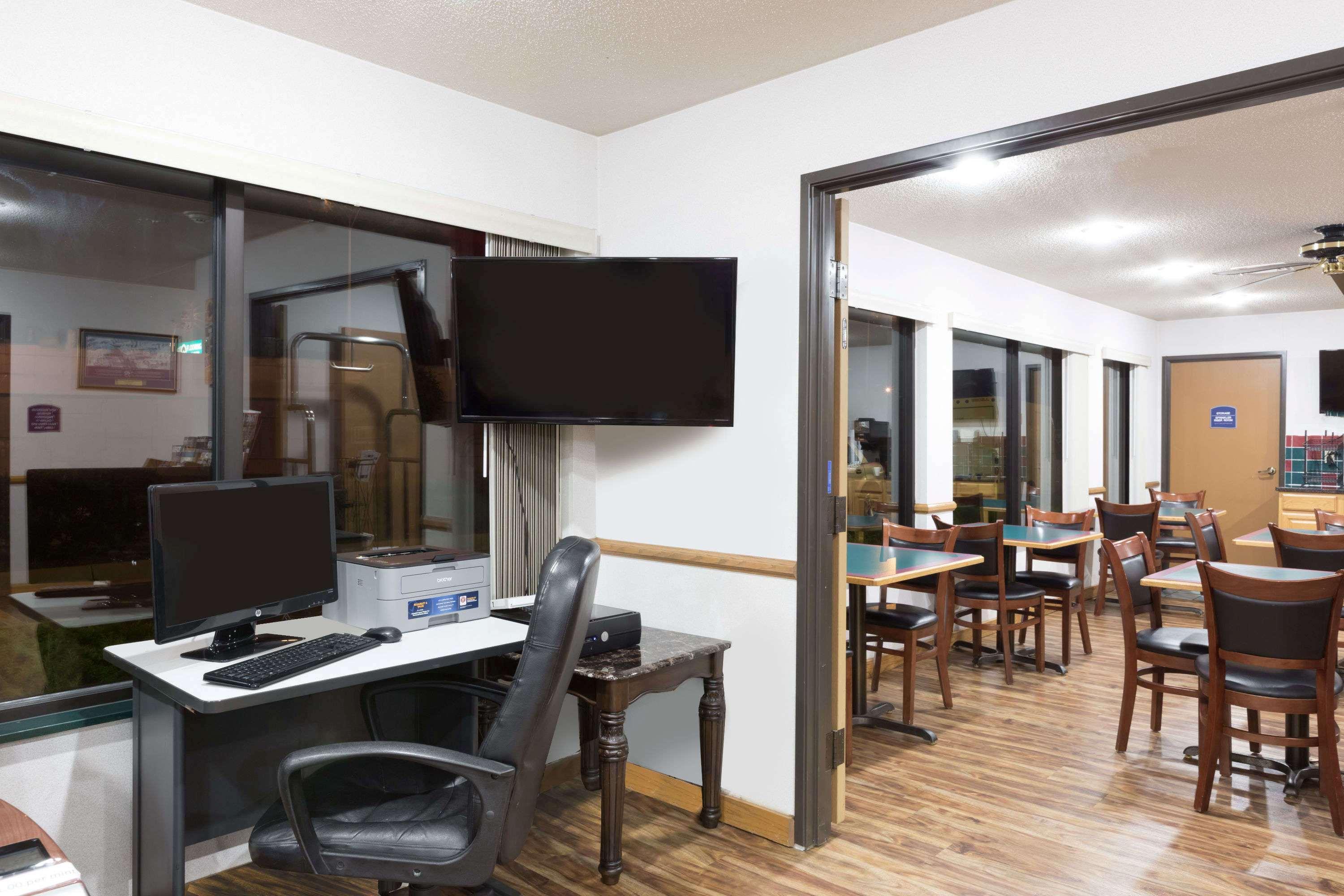 Howard Johnson By Wyndham Wichita Airport Экстерьер фото