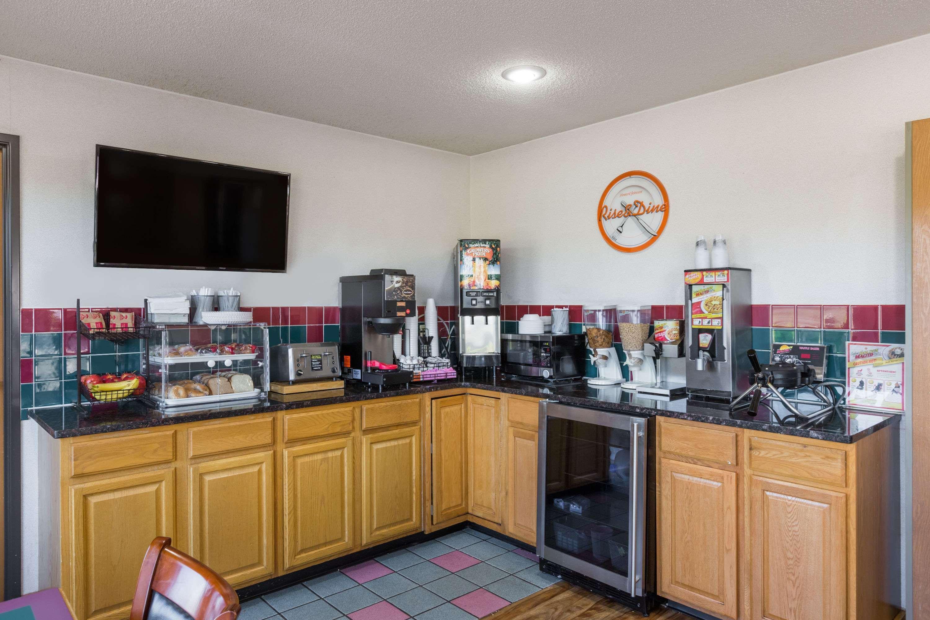 Howard Johnson By Wyndham Wichita Airport Экстерьер фото
